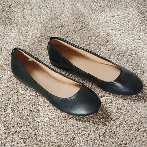 Universal Thread goods Co. Size 8 black flats. Never worn.